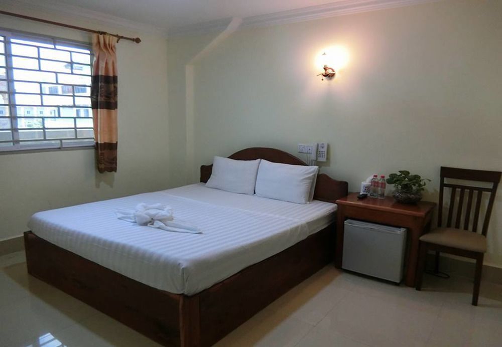 First Hotel Battambang Buitenkant foto